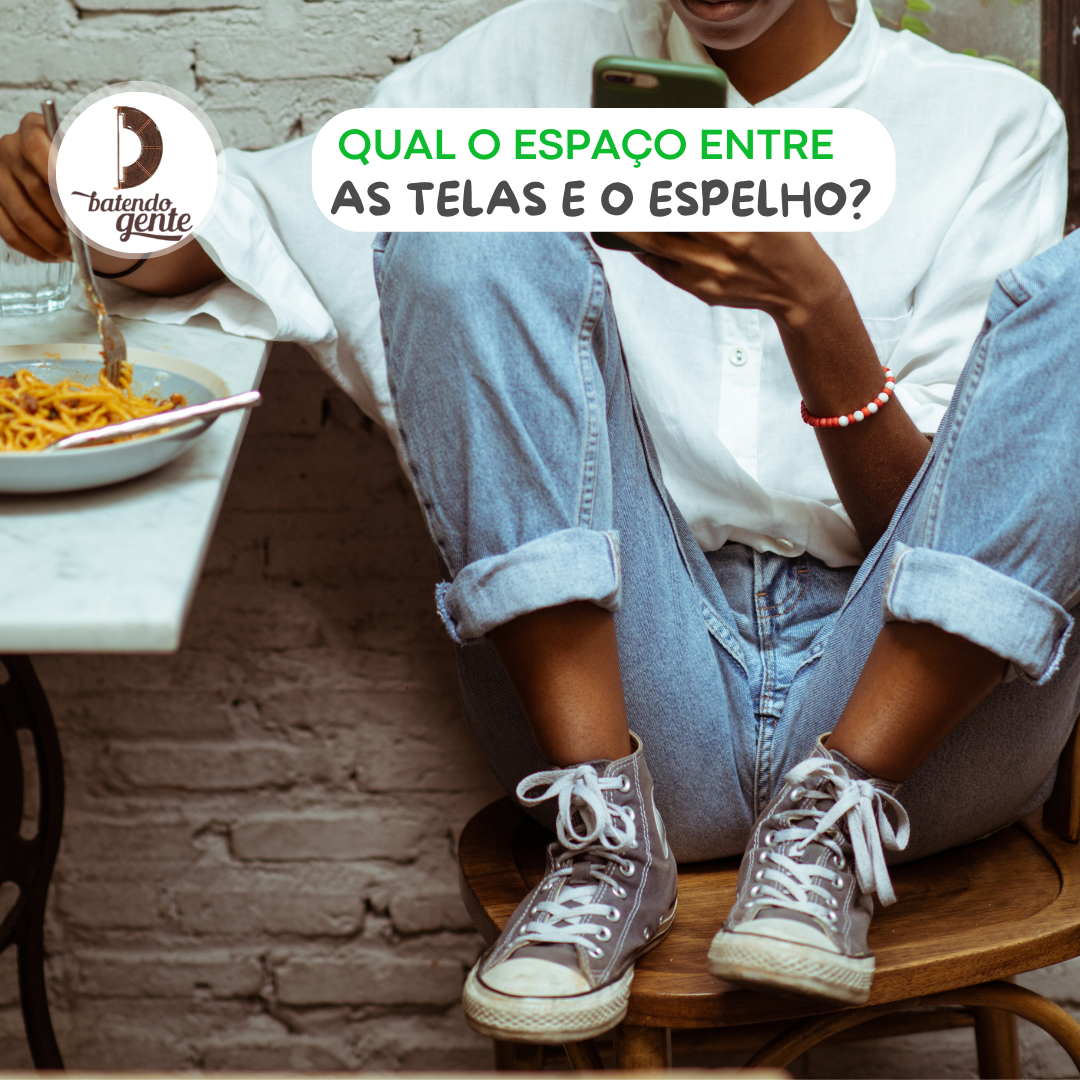 Qual o espaço entre as telas e o espelho?